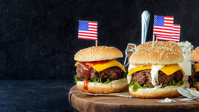 Les aventures culinaires des titulaires de visa J1 : comment découvrir la gastronomie américaine et partager sa propre culture