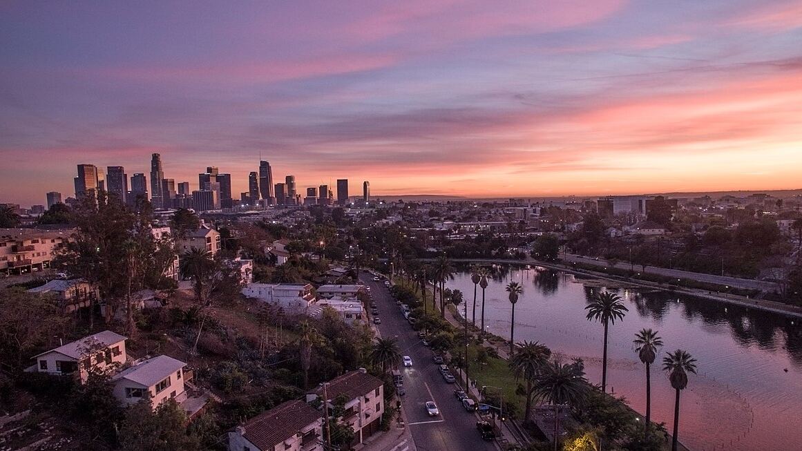 Vivre et travailler à Los Angeles avec un visa J1 : opportunités, défis et conseils pour tirer le meilleur parti de la cité des anges